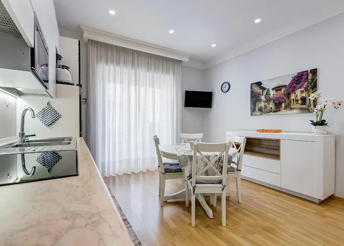 Vatican Flat- 2Bedrooms,2Ensuite Baths & Balcony * Rom